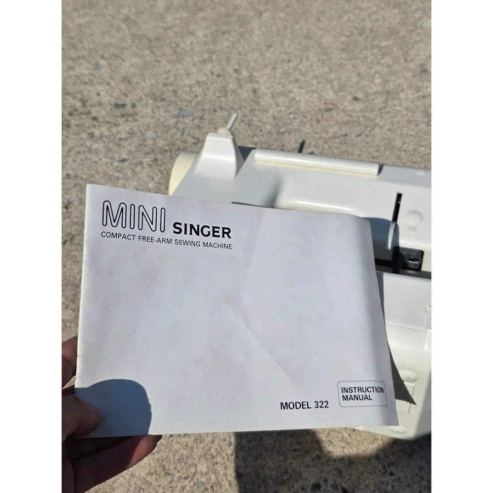 Singer Featherweight 322 Sewing Machine Compact Free Arm Zig Zag Box bobbins